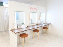 ◆パウダーブースもご用意しております◆ゆったり3席ありますので、お出かけ前にもピッタリ♪
