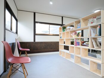 ウィズ(with)/陽のあたりのいい待ち合い椅子