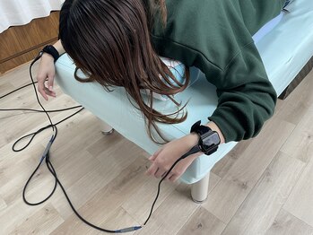 心々/電極を直接皮膚に付けます