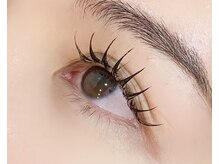 まつげエクステはセーブル/ハイブリッド/フラットの３種類。