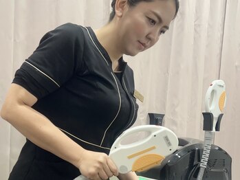 クイーナクルー(QUEENA CLUE)の写真/来夏には毛深い悩み解決!剃っても残るジョリっと感から解放されツルツル肌に!気になる匂い&蒸れも軽減!