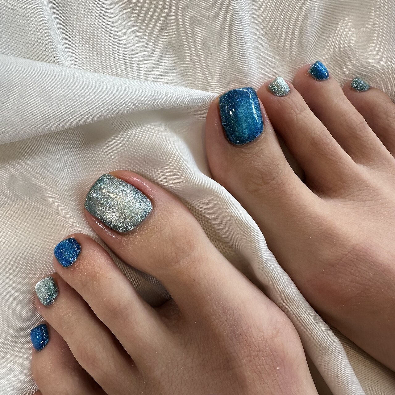 2025年-2026年冬トレンド】ブルー フット ショートのネイルデザイン集