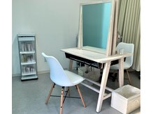 明るい光が差し込む大きな鏡のメークコーナーです。