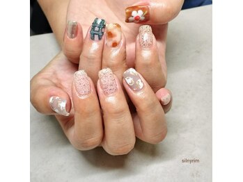 シルニー リム(Silny rim)/アシンメトリーニュアンスネイル