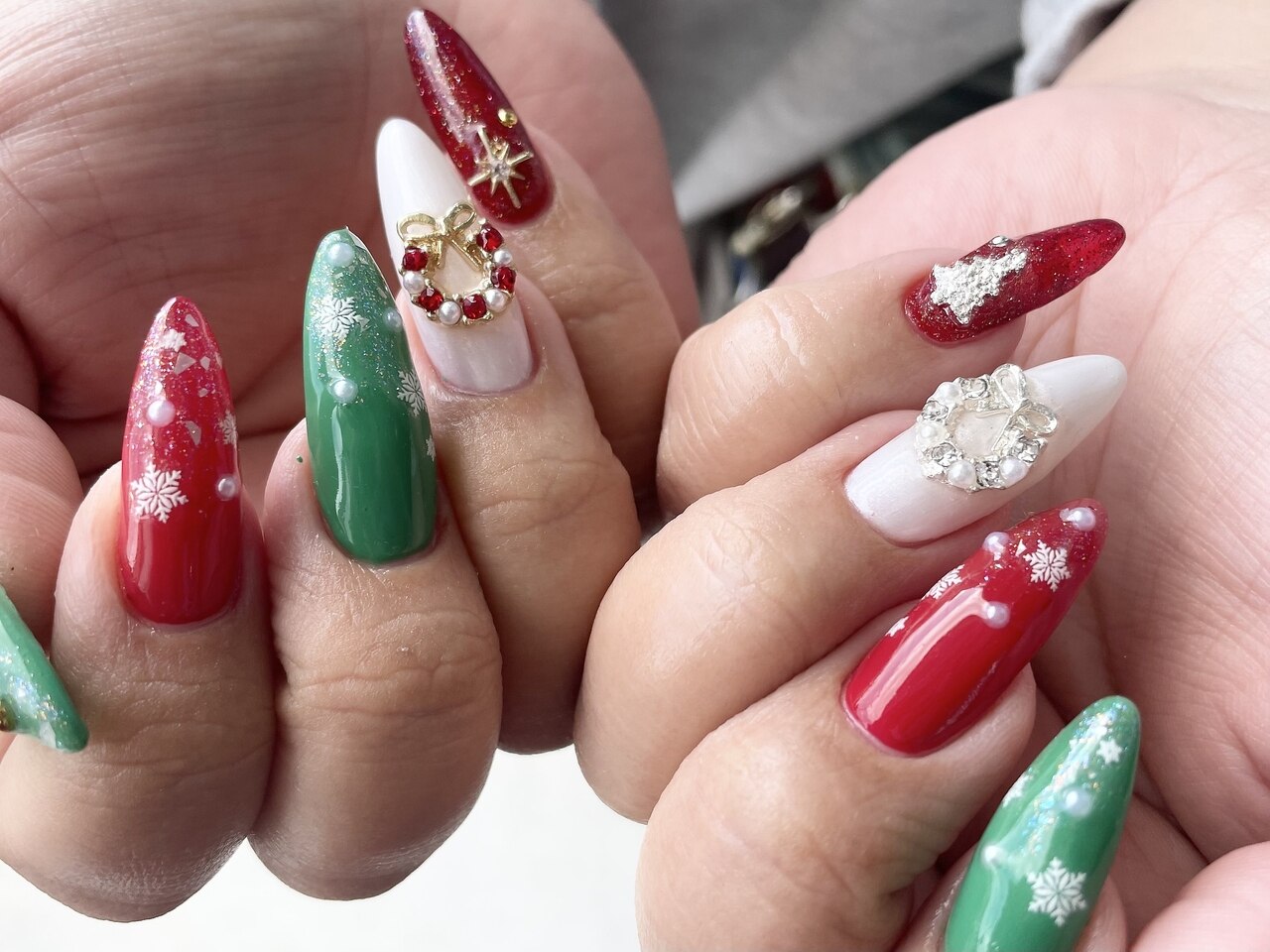 2026年夏トレンド】メタルパーツ クリスマスのネイルデザイン集｜人気