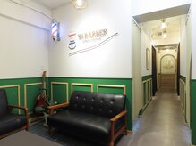 ダンディネイル 御茶ノ水店の雰囲気（エレベーターを降りたらすぐY's barberがあり奥へ進みます。）