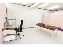 足と靴のエスジー治療院の雰囲気（施術室、トレーニングルーム完備！）