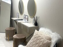 ロレインブロウ 薬院店/メイクスペース