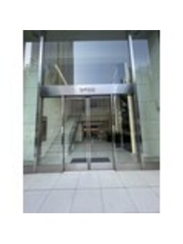 スリーアイ(THREE EYE)/ローソンの隣に入口があります！