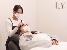 【リラックスした姿勢で施術】