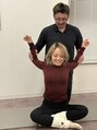 ヒルズフィット 桑名(HillsFit) ピラティスインストラクターのゆりなさんをストレッチ