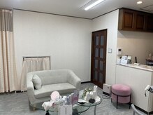 移転後、白や淡いグレーを基調にしたくつろぎやすいサロンです♪