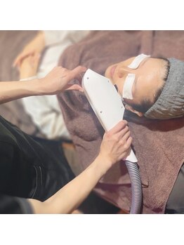 サロンドウルス(salon de ours)の写真/繰り返すシミ・くすみ・ハリ不足に◎光フェイシャルで肌質改善！透明感あふれるツヤ肌へ♪リフトUP効果も◎