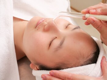 リリー(lily)の写真/毛穴ケアでお化粧ノリもUP♪ワントーン明るいお顔に☆お顔のくすみやたるみを改善したい方にも◎