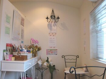 マゼンタ/白を基調とした明るい店内☆