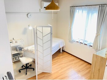 スリー(THREE)/施術ベット風景