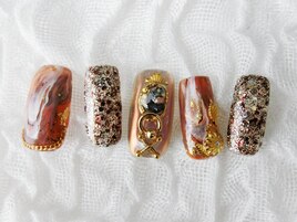 深みのあるストーン風ネイル