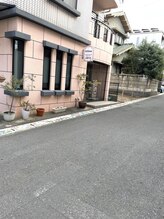 かおる美容室(Caoru)/左側に見えるピンクの建物です☆