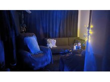 あけのアトリエの雰囲気（ソファもあるゆったり完全個室でカウンセリングからお会計まで）