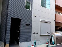 サロン色香 恵比寿店の雰囲気（【建物外観】ループが設置されているグレーの建物です。）