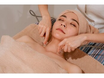 ポーラ ザ ビューティ 烏丸蛸薬師店(POLA THE BEAUTY)/機器を使って老廃物をながします