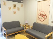 イヤーエステ福耳 池袋店の雰囲気（オーダーメイドの家具を使用したこだわりの店内で癒されて…♪）