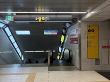 右手の階段を下ります。