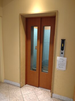 ピース(PEACE)/エレベーターをご利用下さい