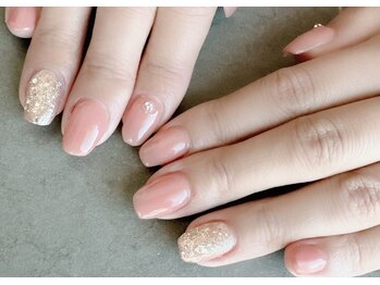 ピンクベージュ/キラキラネイル