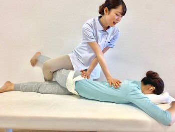 リフレッシュ ウィング高輪店/骨盤をベルトで固定して施術