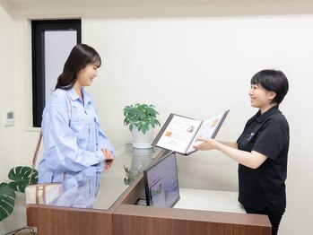 エイチスリー 表参道院/笑顔で受付対応♪