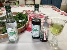 野草でチンキを作ったり、野草茶を作っておもてなしです