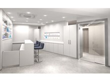 スキンケアセンター 新宿/オープンな雰囲気のカウンター