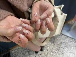 乳白色のホログラムドットネイル