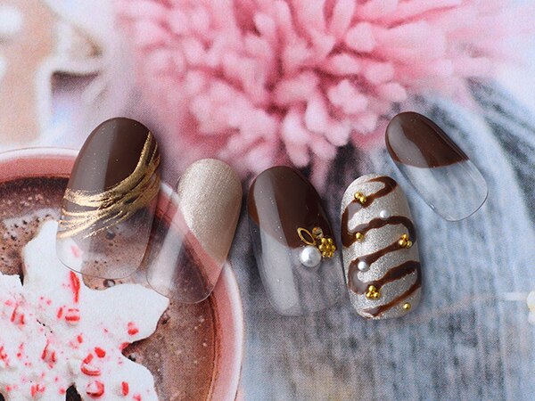 2026年冬トレンド】ガーリー ななめフレンチのネイルデザイン集｜人気