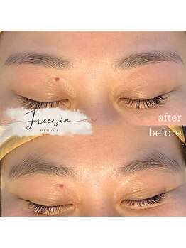 フリージア(Freesia)/青ラメが華やかなスカルプネイル