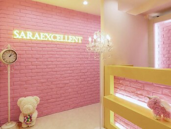 サラエクセレント 新宿(SARA EXCELLENT)/店内フロア入口《バストアップ》