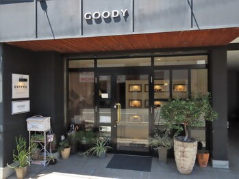 グッディ 本町店(GOODY)/黒基調の玄関