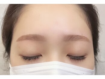 ダフネ(DAFNE)/髪色に合わせた眉カラー