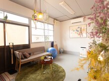 こりほぐし 図書館前の雰囲気（たくさんの植物とレトロな雰囲気で目から癒されます）