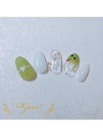 キュートな巳年ネイル