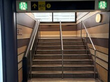 7番出口の階段を上がります。