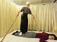 足圧宗家 良知整骨治療院/ふくらはぎ～太ももまで踏みます