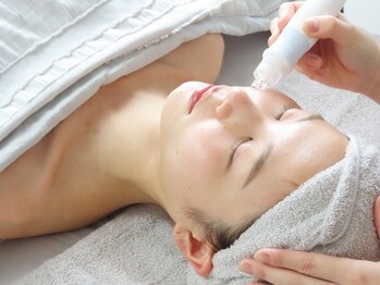 パシュート(pursuit)の写真/当店自慢の本格フェイシャルエステ♪専用機器を用いてお顔の内側へ働きかけることで、みずみずしいお肌へ◎