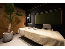 サロンノコ(salon NOKO)の雰囲気（グリーンに囲まれたカジュアルな完全個室の施術スペース）