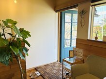 お靴のまま上がっていただきスリッパにお履き替えください