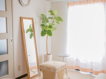 小顔矯正サロン ブルーム/明るい雰囲気のサロン