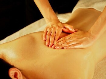 癒楽(YuRaKu)の写真/【大阪府屈指の店長による技術指導】男性セラピストによる重厚感あるアロマオイルマッサージが受けられる!