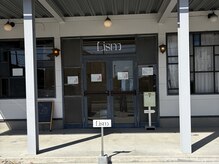 建物入り口です。LISMの看板のある駐車場をご利用ください。