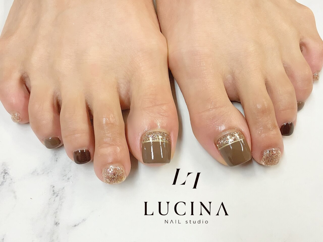 2025年-2026年冬トレンド】シンプル フット 秋のネイルデザイン集